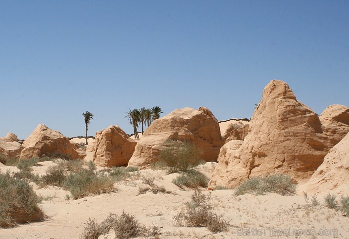 Vēja darinātās smilšu klintis Dbebcha ciemā (Tunisijā) 83735