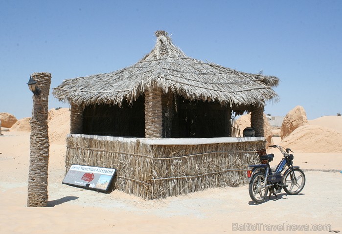 Vēja darinātās smilšu klintis Dbebcha ciemā (Tunisijā) 83740