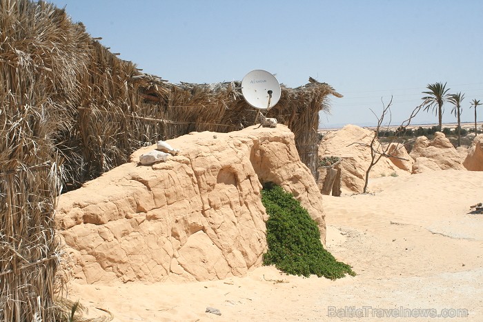 Vēja darinātās smilšu klintis Dbebcha ciemā (Tunisijā) 83741