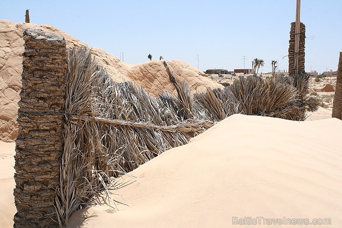 Vēja darinātās smilšu klintis Dbebcha ciemā (Tunisijā) 83742