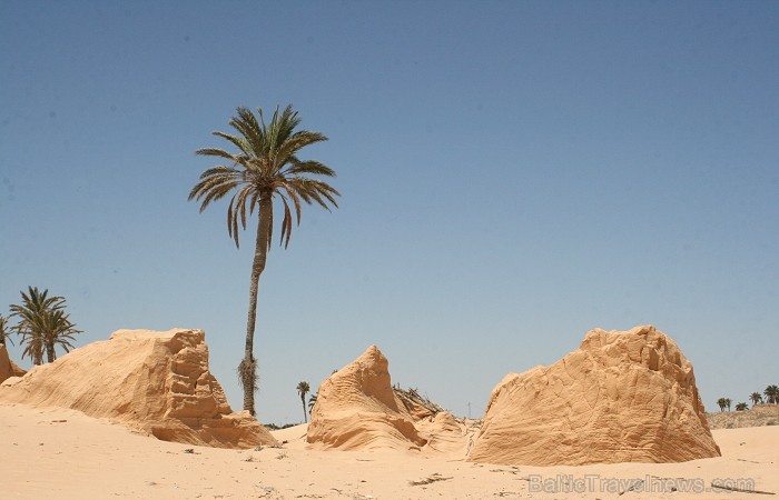 Vēja darinātās smilšu klintis Dbebcha ciemā (Tunisijā) 83748