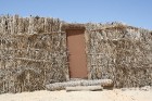Vēja darinātās smilšu klintis Dbebcha ciemā (Tunisijā) 13