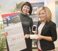 Ceļojuma aģentūras Carlson Wagonlit Travel Latvija vadītāja Irēna Riekstiņa pasniedz jauno 2013.gada sienas kalendāru 6
