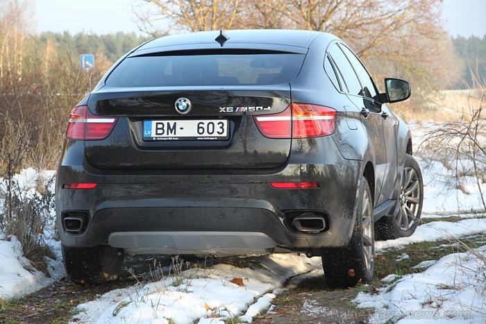 Apvidus automobilis BMW X6 M50d ir vairāk domāts autostrādes ceļiem, taču tas var viegli pievarēt arī labi koptus lauku ceļus, lai nokļūtu tuvāk pie d 84116