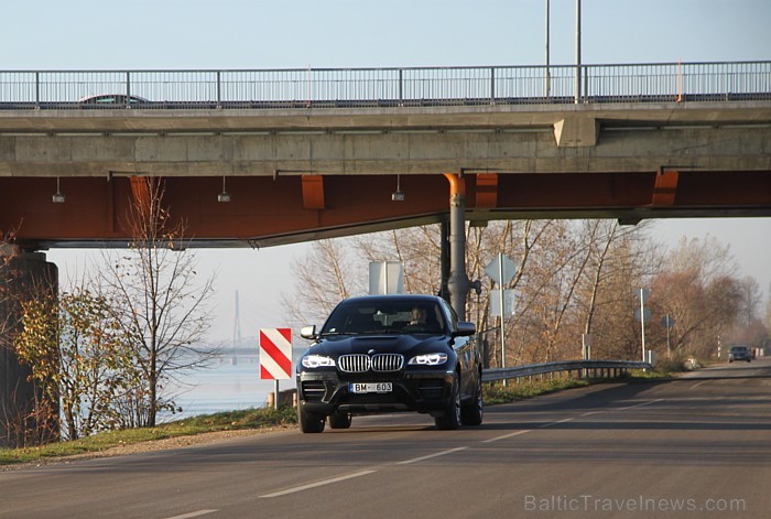 Unikālā trīskāršā turbouzlāde piešķir pasaulē jaudīgākajam standarta vienrindas 6 cilindru dīzeļdzinējam uzrāviena jaudu, kas saglabājas visā ātruma d 84121