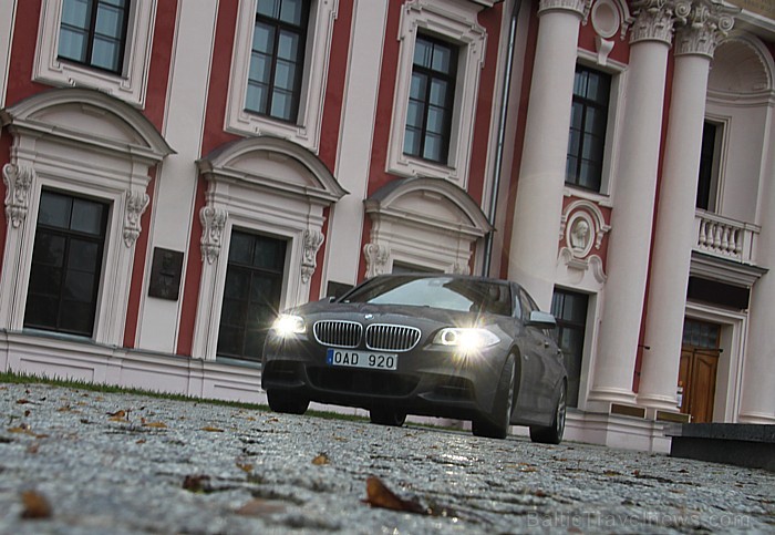 BMW M550d ir aprīkots ar četru riteņu piedziņu, kas palīdz automašīnai dinamiski izmantot visas 4x4 priekšrocības. Foto sponsors: www.tornis.jelgava.l 84397