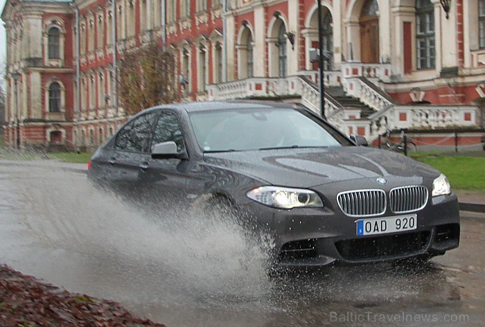 Travelnews.lv testē jauno BMW M550d xDrive pie Jelgavas pils, kur tagad mājo Latvijas Lauksaimniecības universitāte. Foto sponsors: www.tornis.jelgava 84400