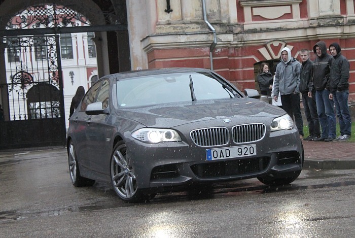 Droši vien BMW M550d xDrive pēc dažiem gadiem būs pieejams par lētāku naudu un jaunajiem studentiem būs īstais vāģis. Foto sponsors: www.tornis.jelgav 84402