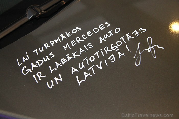 «Domenikss» atzīmē 30.11.2012 «Mercedes-Benz» 20 gadus Latvijā - viesi uz automašīnām varēja atstāt savus novēlējumus 85697