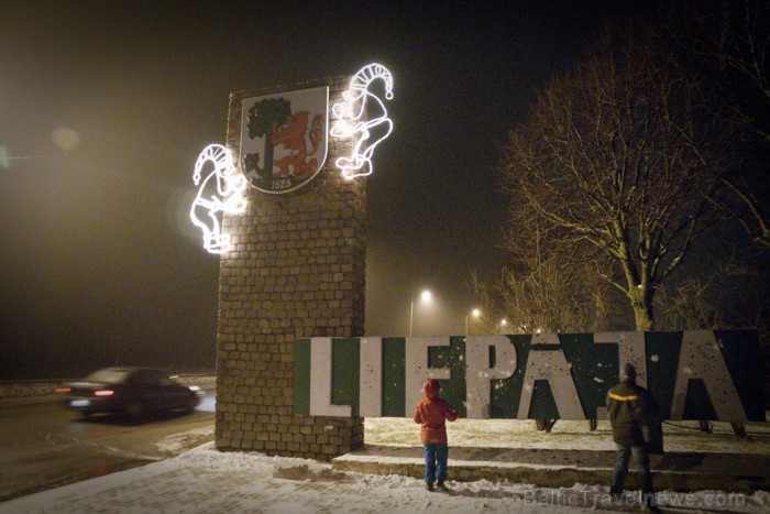 Liepāja šogad pārsteidz īpaši, pilsētā var atrast gan milzu piparkūkas un adventes vainagu, gan svētku tramvaju, kā arī iedzīvotāji un viesi tiek aici 86476