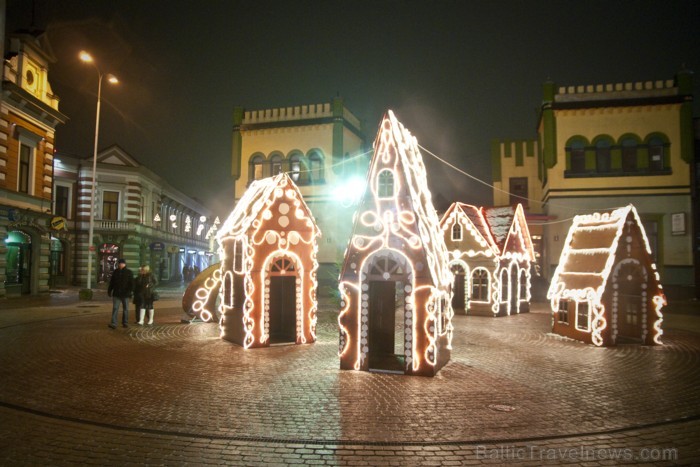 Liepāja šogad pārsteidz īpaši, pilsētā var atrast gan milzu piparkūkas un adventes vainagu, gan svētku tramvaju, kā arī iedzīvotāji un viesi tiek aici 86478