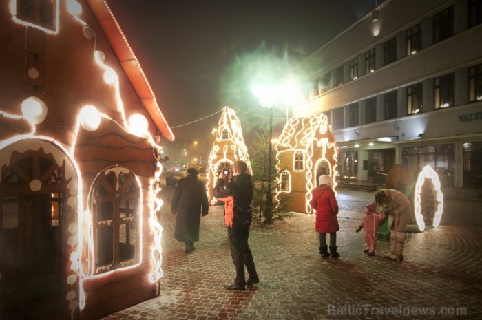 Liepāja šogad pārsteidz īpaši, pilsētā var atrast gan milzu piparkūkas un adventes vainagu, gan svētku tramvaju, kā arī iedzīvotāji un viesi tiek aici 86480