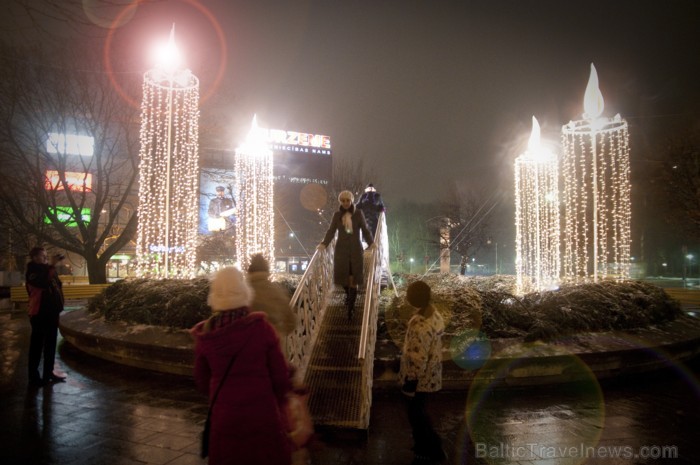 Liepāja šogad pārsteidz īpaši, pilsētā var atrast gan milzu piparkūkas un adventes vainagu, gan svētku tramvaju, kā arī iedzīvotāji un viesi tiek aici 86481