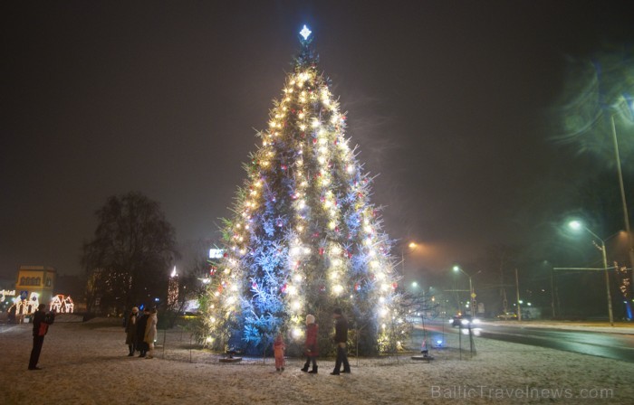 Liepāja šogad pārsteidz īpaši, pilsētā var atrast gan milzu piparkūkas un adventes vainagu, gan svētku tramvaju, kā arī iedzīvotāji un viesi tiek aici 86482