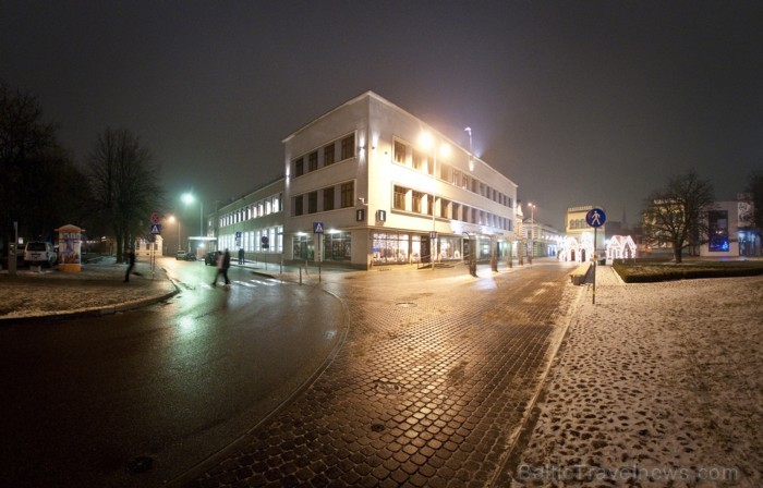 Liepāja šogad pārsteidz īpaši, pilsētā var atrast gan milzu piparkūkas un adventes vainagu, gan svētku tramvaju, kā arī iedzīvotāji un viesi tiek aici 86484