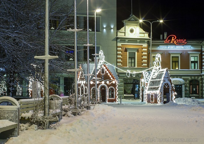 Liepāja šogad pārsteidz īpaši, pilsētā var atrast gan milzu piparkūkas un adventes vainagu, gan svētku tramvaju, kā arī iedzīvotāji un viesi tiek aici 86487