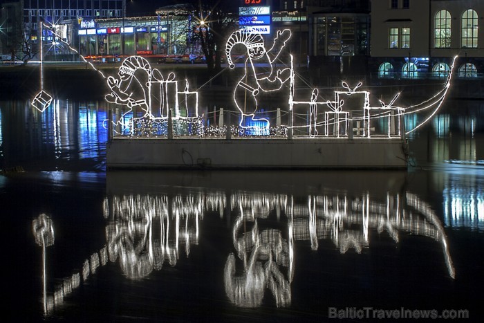 Liepāja šogad pārsteidz īpaši, pilsētā var atrast gan milzu piparkūkas un adventes vainagu, gan svētku tramvaju, kā arī iedzīvotāji un viesi tiek aici 86490