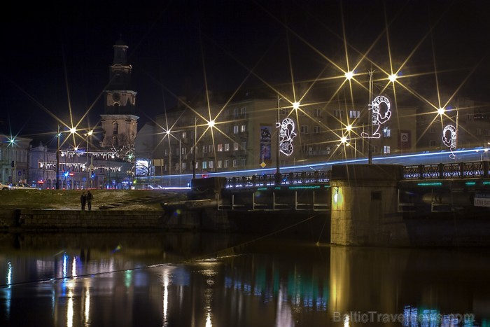 Liepāja šogad pārsteidz īpaši, pilsētā var atrast gan milzu piparkūkas un adventes vainagu, gan svētku tramvaju, kā arī iedzīvotāji un viesi tiek aici 86491