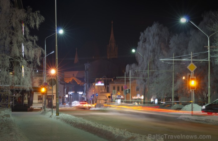 Liepāja šogad pārsteidz īpaši, pilsētā var atrast gan milzu piparkūkas un adventes vainagu, gan svētku tramvaju, kā arī iedzīvotāji un viesi tiek aici 86494