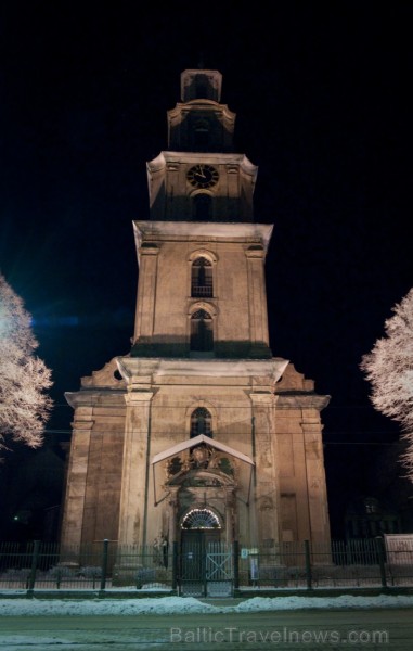 Liepāja šogad pārsteidz īpaši, pilsētā var atrast gan milzu piparkūkas un adventes vainagu, gan svētku tramvaju, kā arī iedzīvotāji un viesi tiek aici 86496