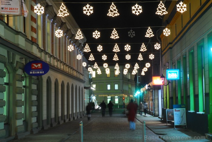 Liepāja šogad pārsteidz īpaši, pilsētā var atrast gan milzu piparkūkas un adventes vainagu, gan svētku tramvaju, kā arī iedzīvotāji un viesi tiek aici 86500