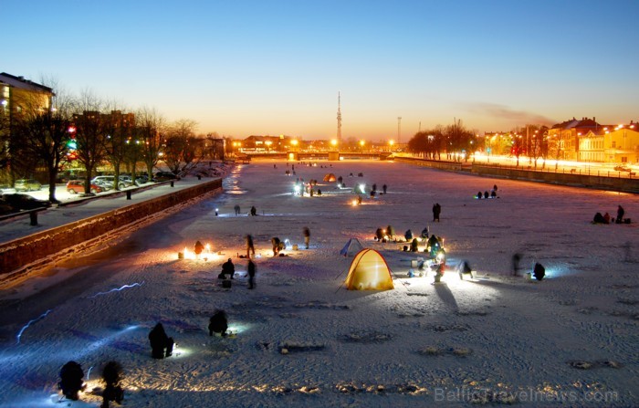 Liepāja šogad pārsteidz īpaši, pilsētā var atrast gan milzu piparkūkas un adventes vainagu, gan svētku tramvaju, kā arī iedzīvotāji un viesi tiek aici 86503