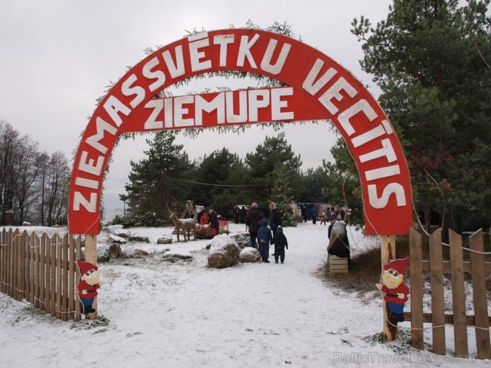 Liepāja šogad pārsteidz īpaši, pilsētā var atrast gan milzu piparkūkas un adventes vainagu, gan svētku tramvaju, kā arī iedzīvotāji un viesi tiek aici 86508