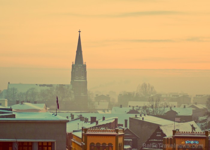 Liepāja šogad pārsteidz īpaši, pilsētā var atrast gan milzu piparkūkas un adventes vainagu, gan svētku tramvaju, kā arī iedzīvotāji un viesi tiek aici 86513