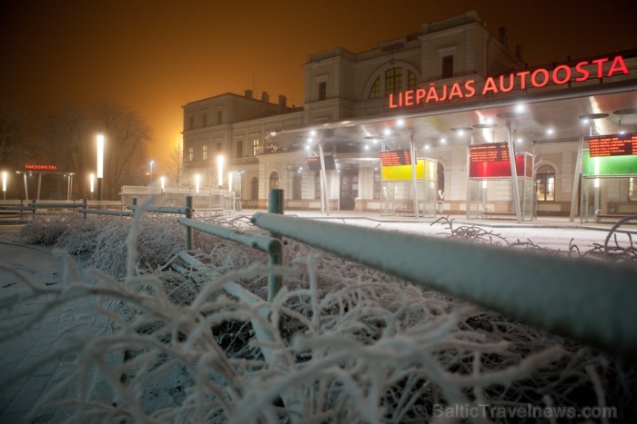 Liepāja šogad pārsteidz īpaši, pilsētā var atrast gan milzu piparkūkas un adventes vainagu, gan svētku tramvaju, kā arī iedzīvotāji un viesi tiek aici 86514