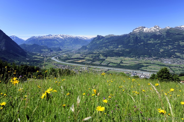 Lihtenšteina ir mazākā, bet bagātākā vāciski runājošā valsts pasaulē un vienīgā Alpu valsts, kuras teritorija pilnībā atrodas Alpos. Foto: Liechtenste 86523