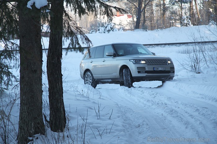 Range Rover SDV8 Vogue svars ir 2360 kg, taču 700 Nm griezes moments automašīnu ļauj «spridzināt» un 8 pārnesumu automātiskā kārba taupīt 87387