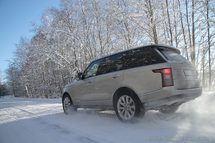 Range Rover SDV8 Vogue ir arī stabilitātes paraugs, jo 1.84 metru augstajam modelim nav veco modeļu kaites, proti, izskausta virsbūves svārstīšanās lī 87396