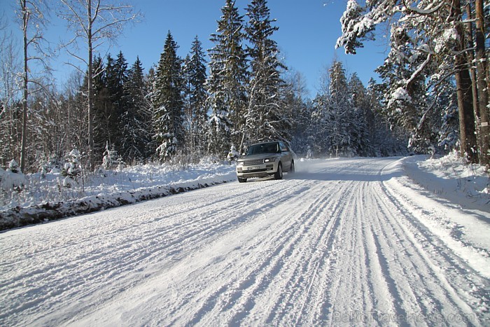 Range Rover SDV8 Vogue jaunās paaudzes Terrain-Response sistēma analizē braukšanas apstākļus un automātiski izvēlas segumam piemērotākos automobiļa ie 87403