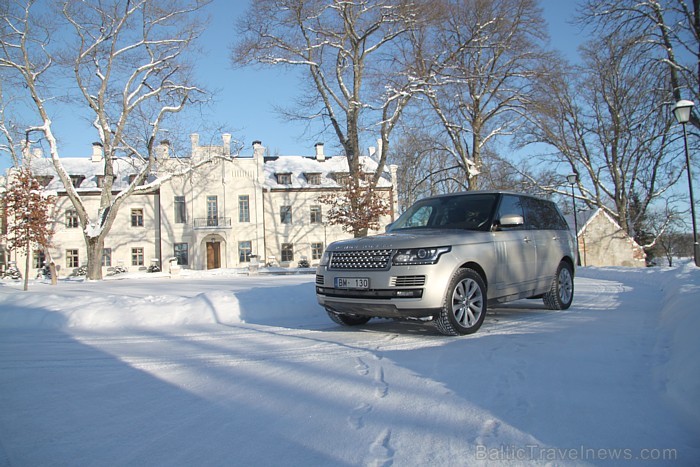 Range Rover SDV8 Vogue iebrauc Kurzemes lepnākās muižas pagalmā - Rūmenes muižā - www.rumene.lv 87407