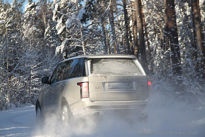 Travelnews.lv testē jauno Range Rover SDV8 Vogue Kurzemes ceļos 87412