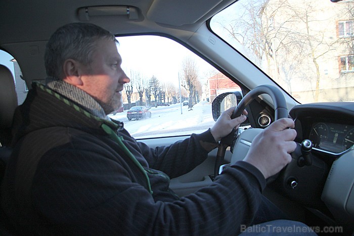 Ventspils viesnīcas «Raibie logi» īpašnieks Guntars Seilis iepazīstas ar Range Rover leģendu 87415