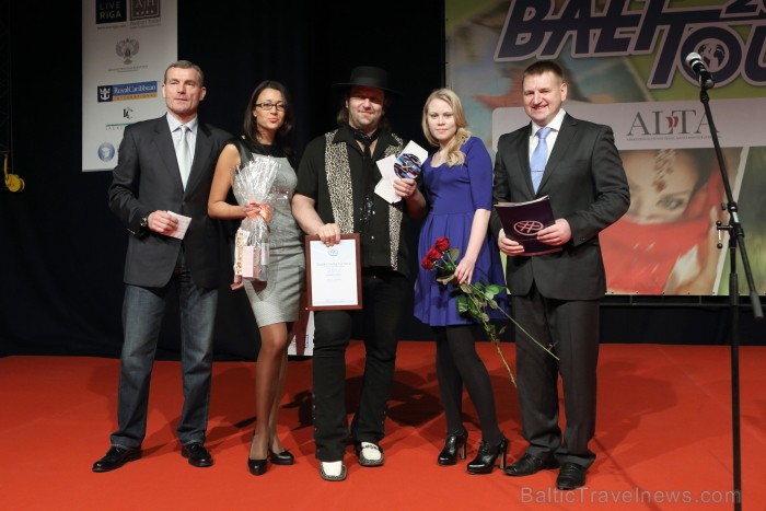 Balvu «Gada cilvēks tūrismā 2012» nominācijā «Uzņēmējs naktsmītņu biznesā 2012» saņem Stīvs Lorens, Liepājas viesnīca «Fontaine». Foto: Juris Ķilkuts, 88066