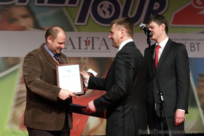 Balvu «Gada cilvēks tūrismā 2012» absolūtajā klasē iegūst Latvijas Tūrisma attīstības valsts aģentūras direktors Armands Slokenbergs. Foto: Juris Ķilk 88106