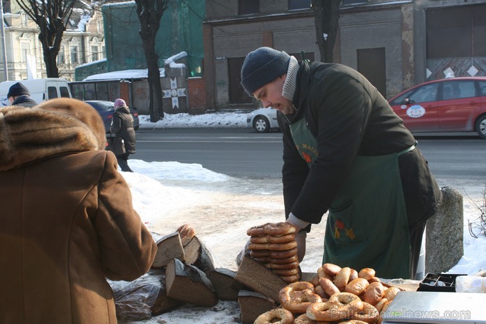 Tirdziņš Kalnciema kvartālā priecēja apmeklētājus ar garšīgiem un veselīgiem produktiem un interesantiem amatniecības izstrādājumiem. www.kalnciemaiel 88732