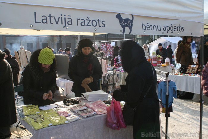 Tirdziņš Kalnciema kvartālā priecēja apmeklētājus ar garšīgiem un veselīgiem produktiem un interesantiem amatniecības izstrādājumiem. www.kalnciemaiel 88751