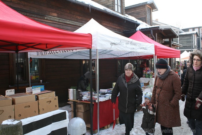 Tirdziņš Kalnciema kvartālā priecēja apmeklētājus ar garšīgiem un veselīgiem produktiem un interesantiem amatniecības izstrādājumiem. www.kalnciemaiel 88754