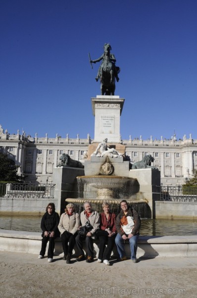 Daļa grupas pie Spānijas Karaļu pils, Madride - www.traveltime.lv 89335