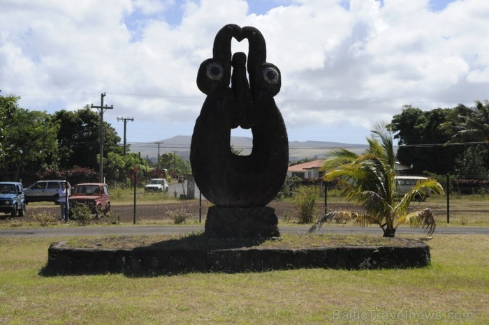 Lidostas teritorijā atrodas Moai, kas ir statujas dabīgā atrašanās vieta, lidosta ir apbūvēta ap statuju - www.traveltime.lv 89432
