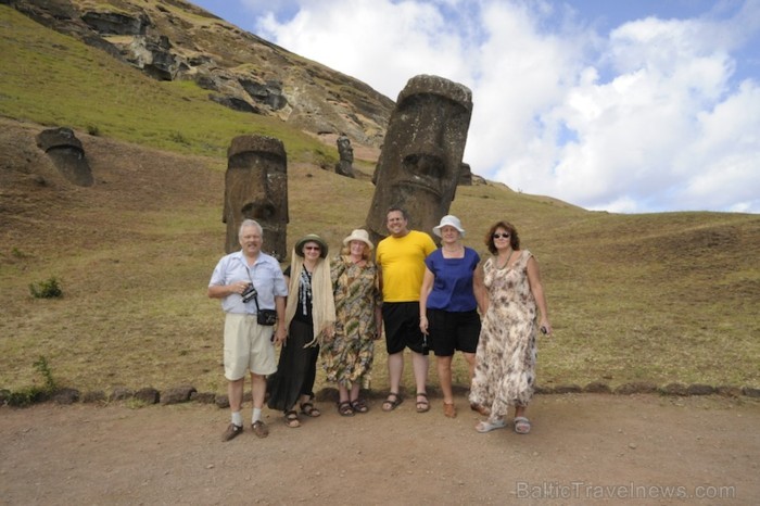 Grupa pie Moai, kas atrodas Rano Raraku krastā, šeit visi Moai tika veidoti no netālu esošās kalnu grēdas. Uz salas ir bijuši ap 900 Moai. Interesanti 89434