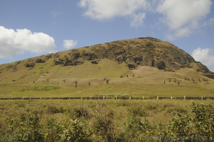 Rano Raraku: vieta, no kuras visi Moai ir veidoti, proti, no bijušā vulkāna. Vietējiem iedzīvotājiem šī ir svēta vieta. Šeit var redzēt kā vairāk kā 1 89436