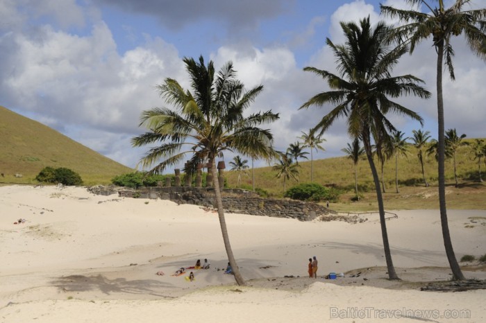 Pat pie pludmales ir mazs Ahu un vairākas Moai. Šie Moai ir piecelti, lai tūristi varētu tos apskatīt un nofotografēt - www.traveltime.lv 89442