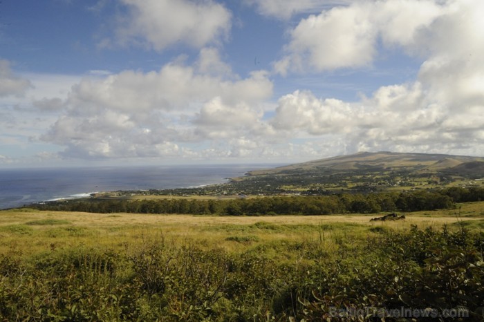 Skats no Orongo vulkāna uz dienvidrietumu krastu, kur atrodas vienīgā pilsēta uz salas Hanga Roa - www.traveltime.lv 89446