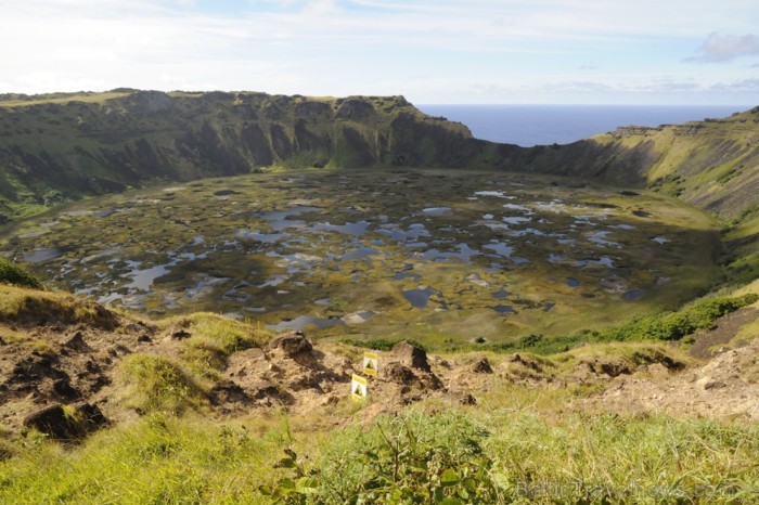 Orongo krāteris - lielākais uz salas, viens no iespējamajiem iemesliem kāpēc polinēziešu valodā Rapa Nui nozīmē pasaules naba. Šī ir viena no divām sv 89450