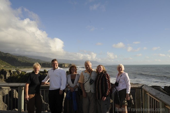 Šajā bildē mūsu grupa skaistas ainavas fonā pie Lielā Okeāna Ceļa - www.traveltime.lv 89574