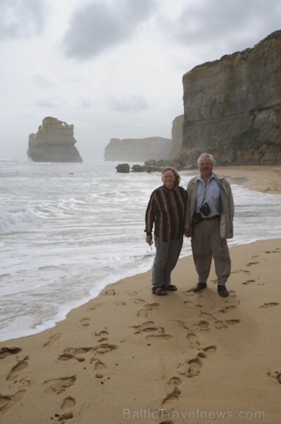 Ragu pāris pozē pludmalē netālu no pirmajiem apustuļiem - www.traveltime.lv 89575